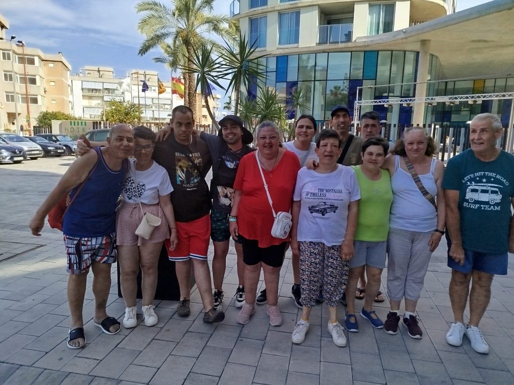 Personas en paseo marítimo