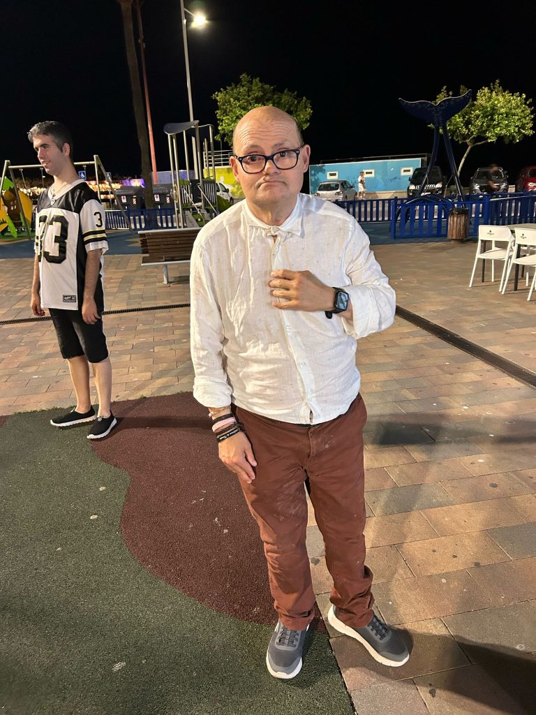 Personas en paseo marítimo