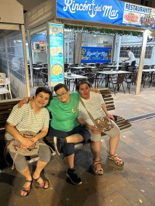 Personas en paseo marítimo