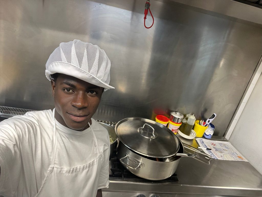 Chico en una cocina