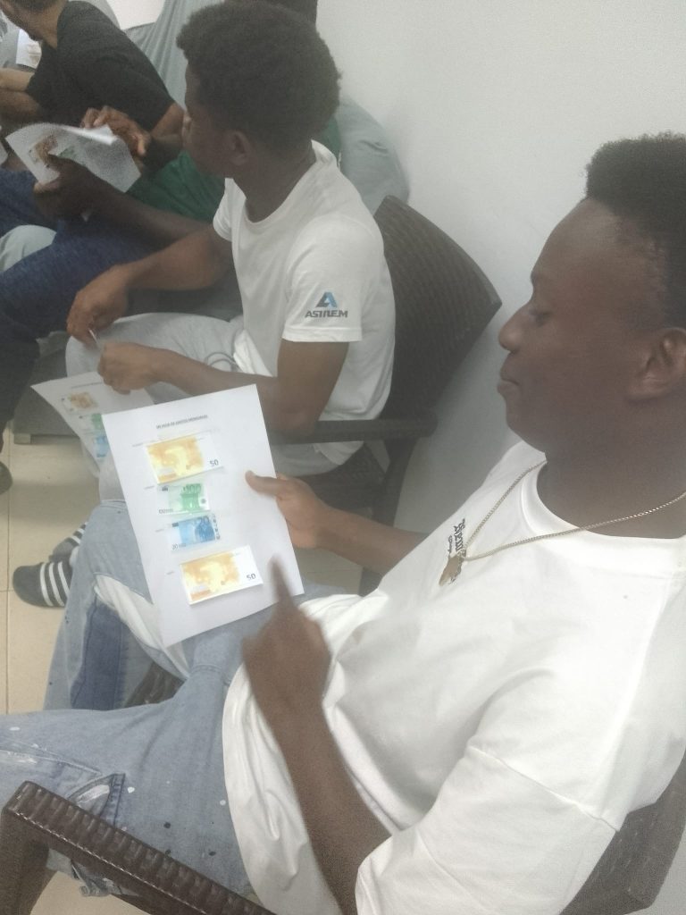 Chicos en taller de gestión económica