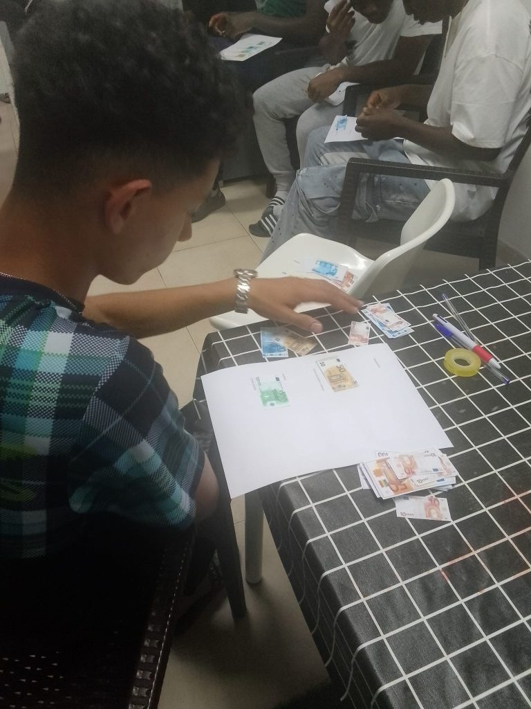 Chicos en taller de gestión económica