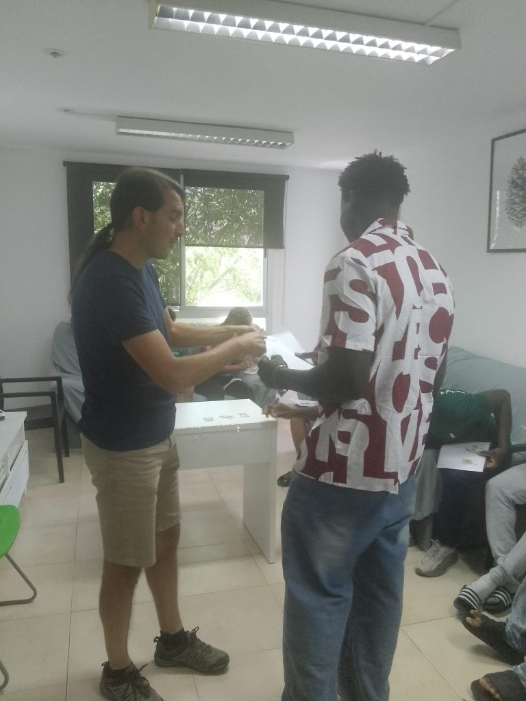 Chicos en taller de gestión económica