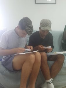 Chicos en taller de gestión económica