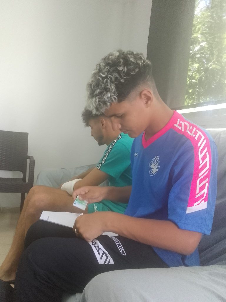 Chicos en taller de gestión económica