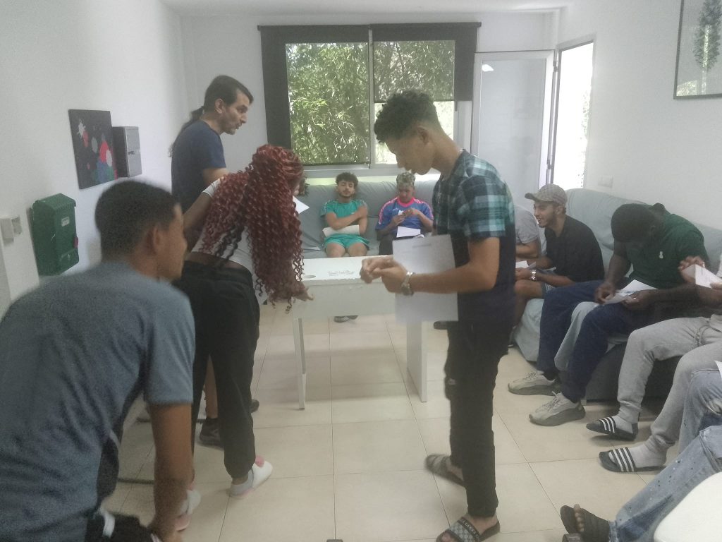 Chicos en taller de gestión económica
