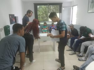 Chicos en taller de gestión económica