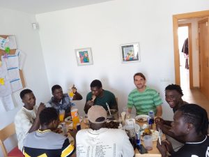 Chicos comiendo
