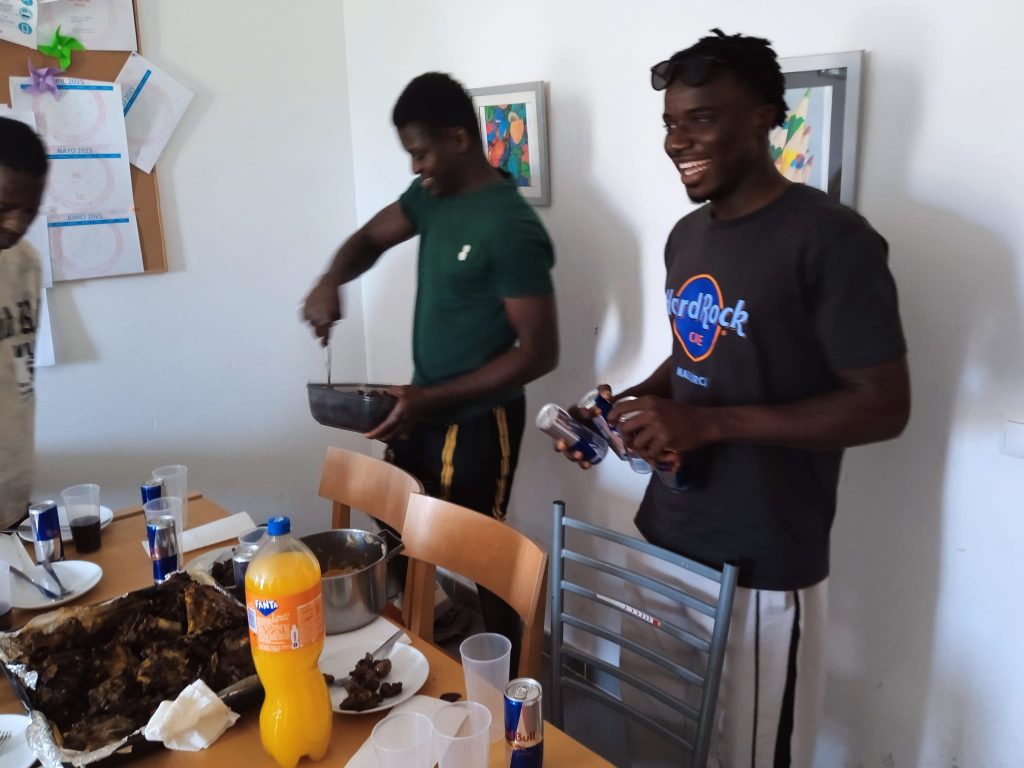 Chicos comiendo