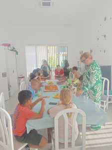 Chicos con voluntaria dándole las gracias