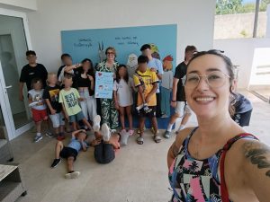Chicos con voluntaria dándole las gracias
