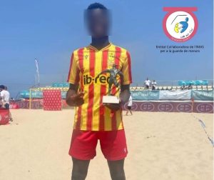Personas con trofeo en la playa