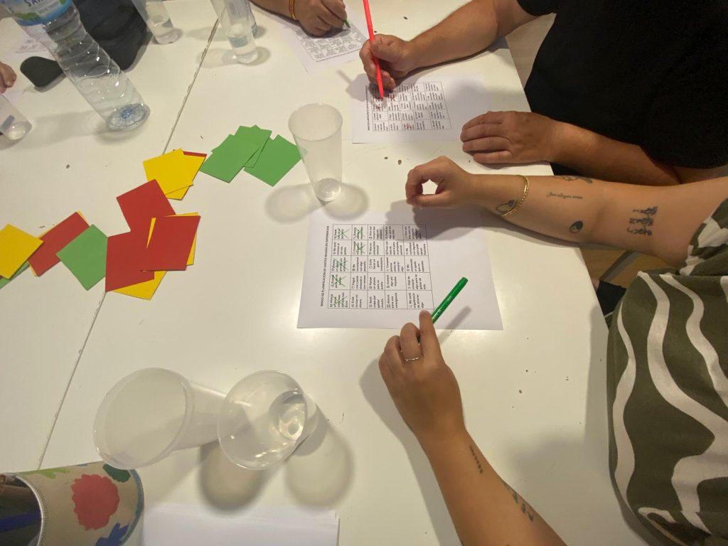 Personas en taller planificación de gastos