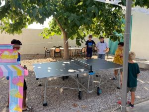 Niños jugando en el exterior