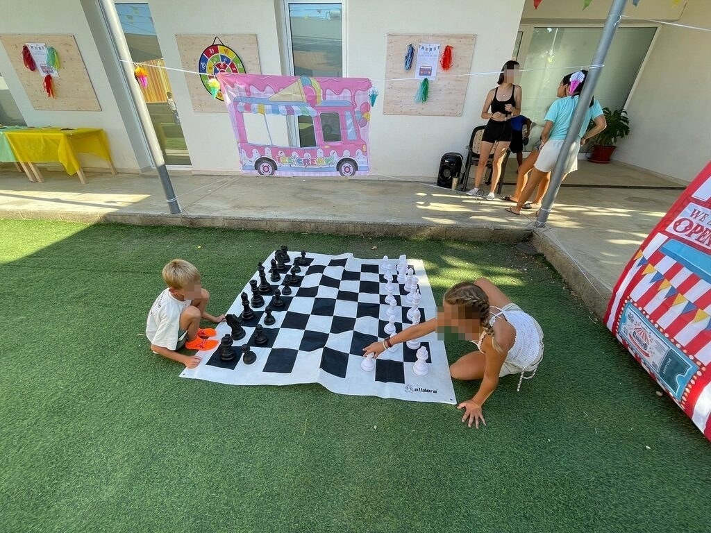 Niños jugando en el exterior