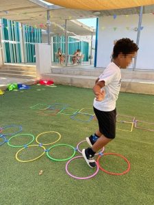 Niños jugando en el exterior