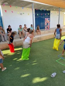 Niños jugando en el exterior