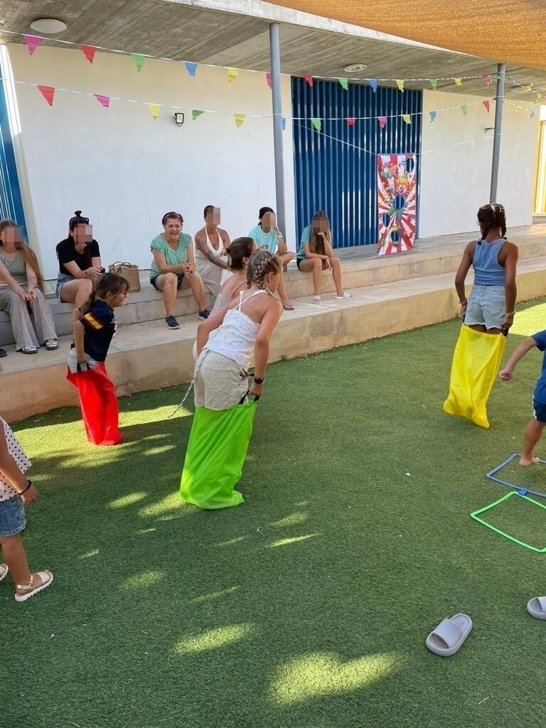 Niños jugando en el exterior