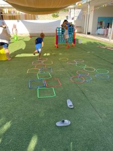 Niños jugando en el exterior