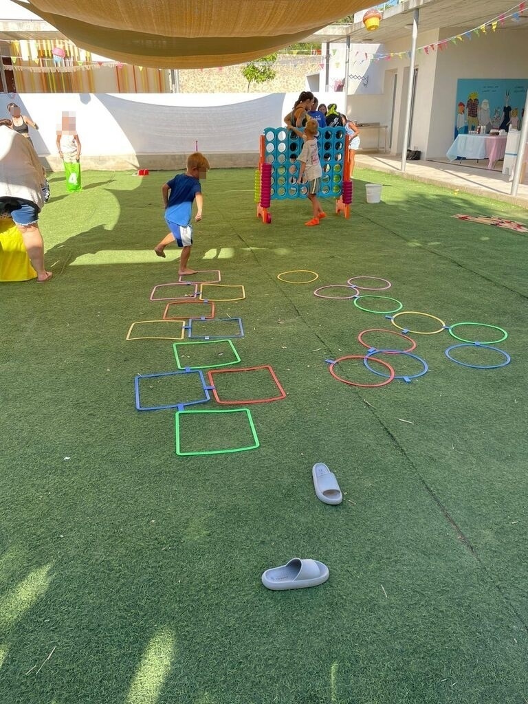 Niños jugando en el exterior