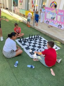 Niños jugando en el exterior