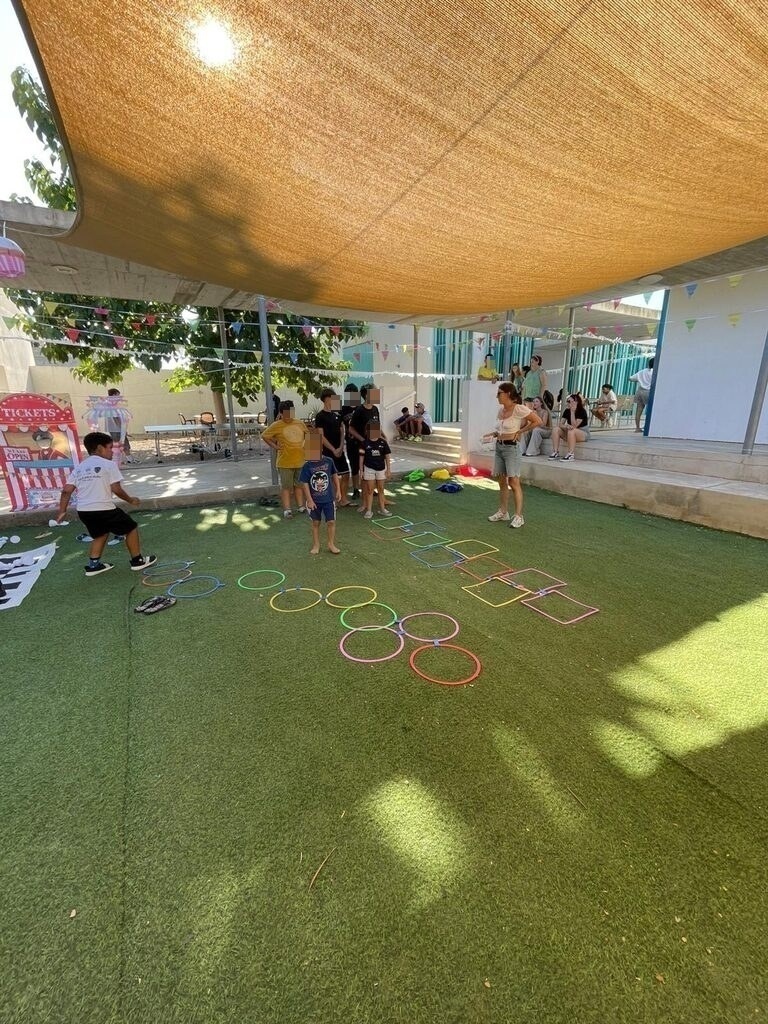 Niños jugando en el exterior