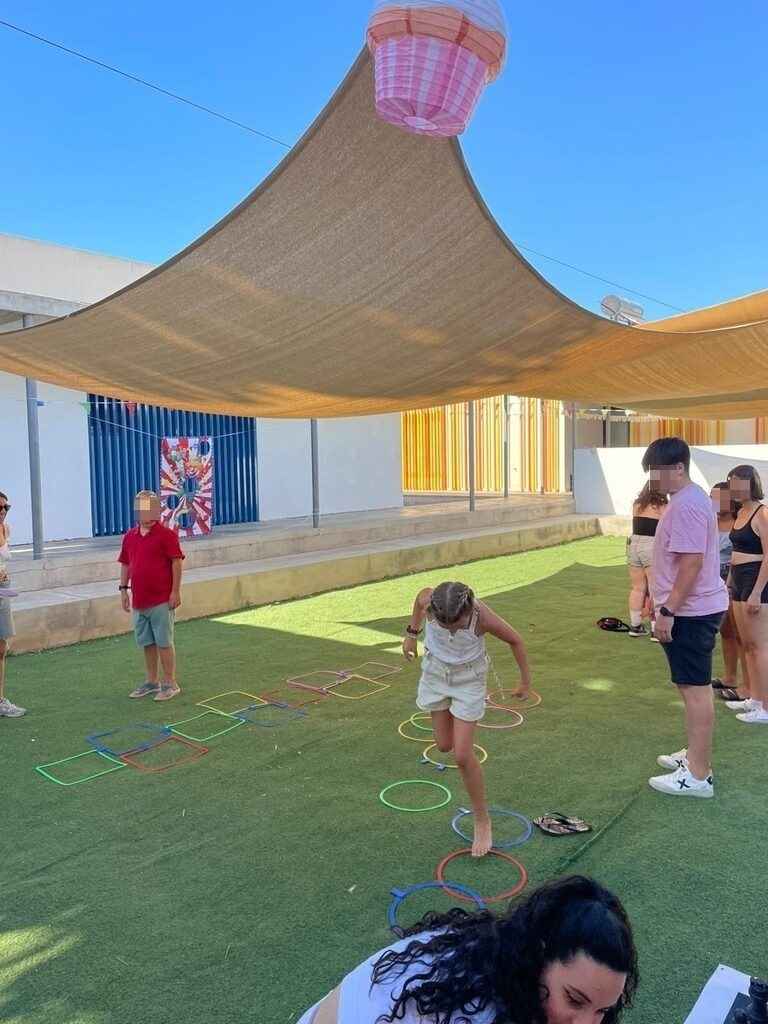 Niños jugando en el exterior