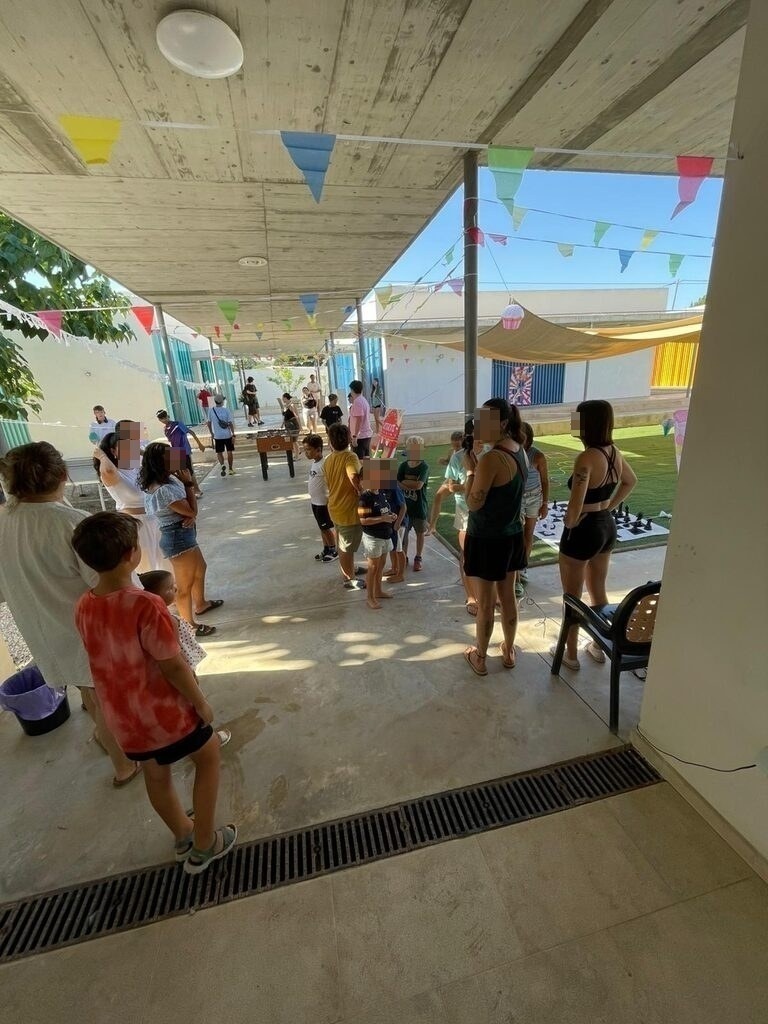 Niños jugando en el exterior