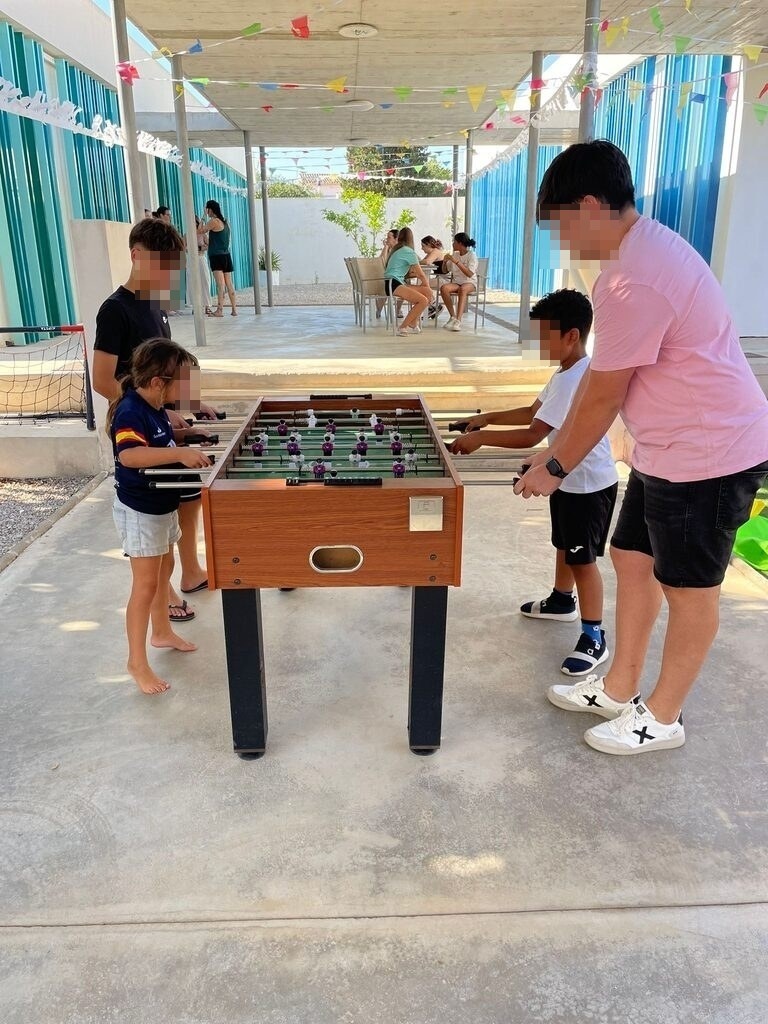 Niños jugando en el exterior