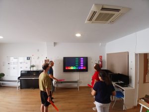 Personas en taller de música