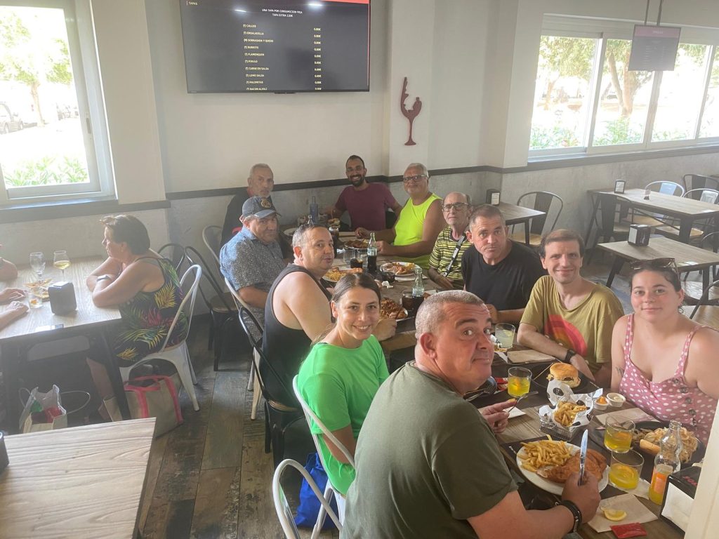 Personas comiendo