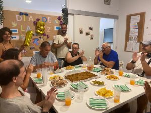 Personas celebrando cumpleaños