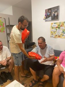 Personas celebrando cumpleaños