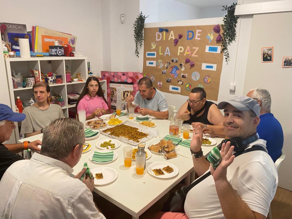 Personas celebrando cumpleaños