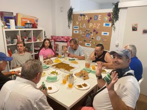 Personas celebrando cumpleaños