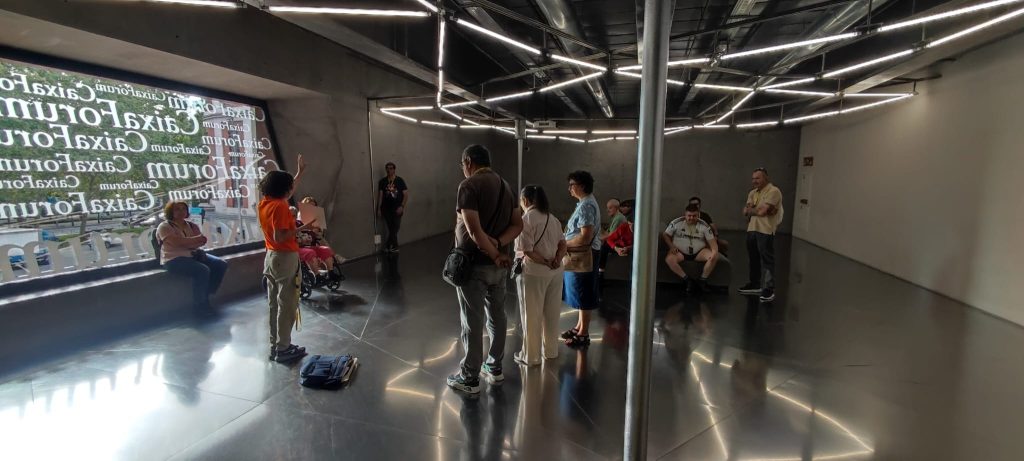 Personas en visita guiada a CaixaForum