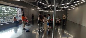 Personas en visita guiada a CaixaForum