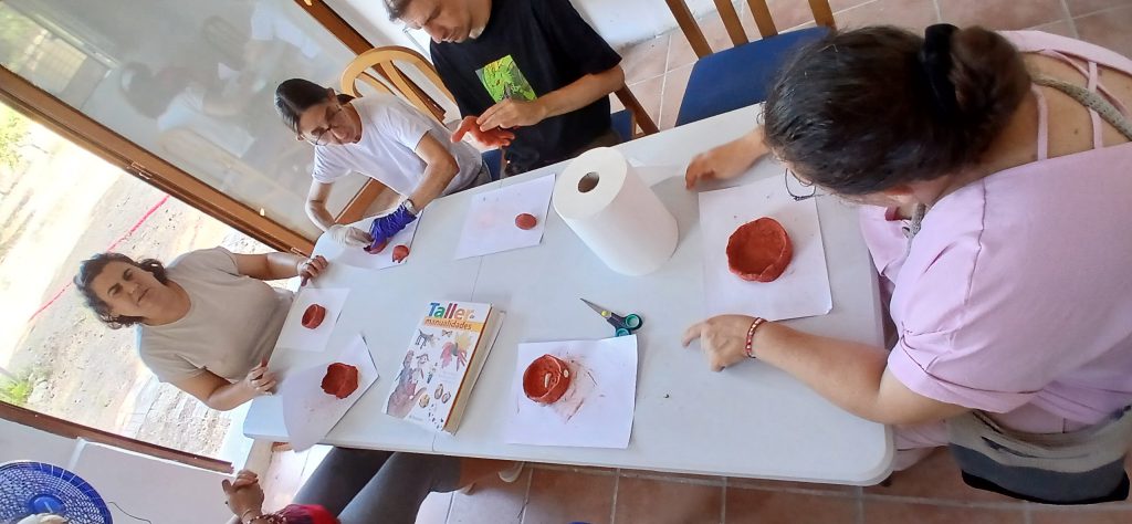 Personas en taller de artesanía