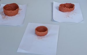 Personas en taller de artesanía