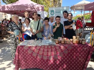 Chicos en mercadillo