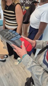 Niños con cajas de zapatos
