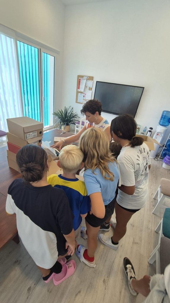 Niños con cajas de zapatos