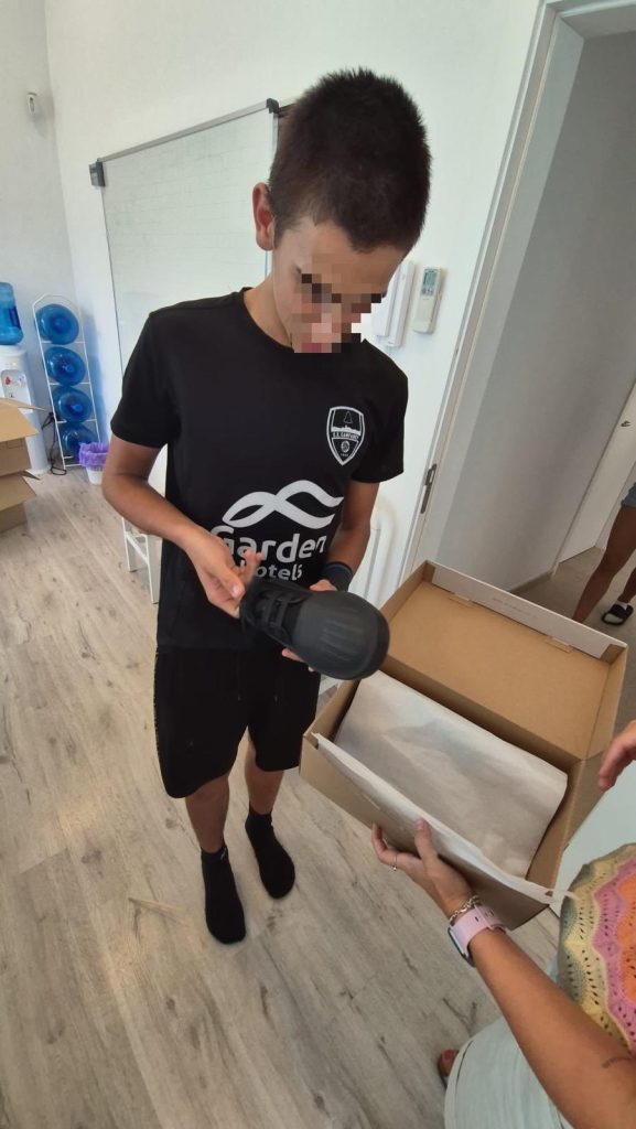 Niños con cajas de zapatos