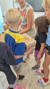 Niños con cajas de zapatos