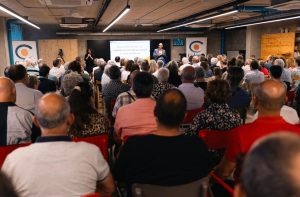 Personas en jornada de Caixa Colonya