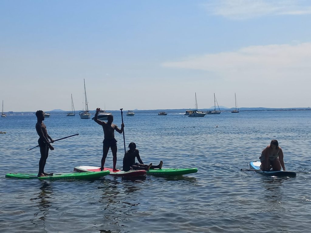Chicos haciendo padel surf