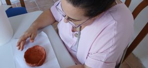 Personas en taller de artesanía