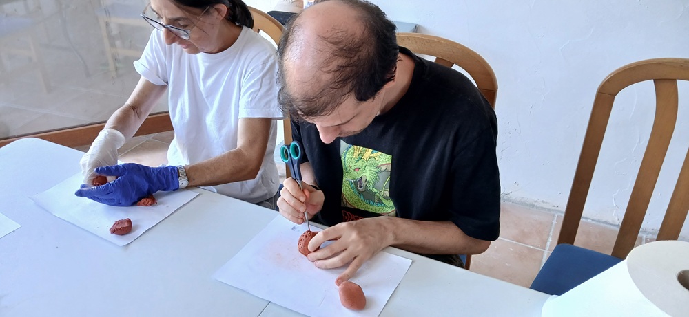Personas en taller de artesanía