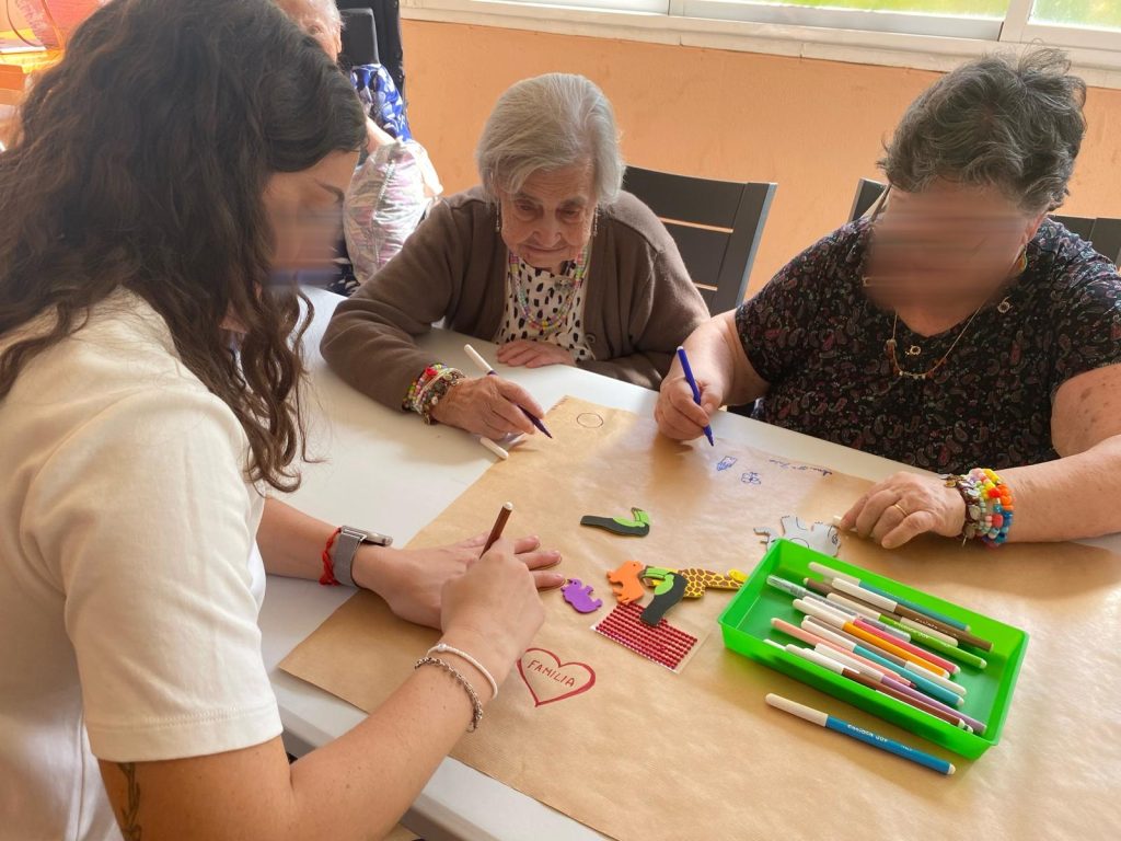 Personas mayores en taller