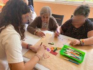 Personas mayores en taller